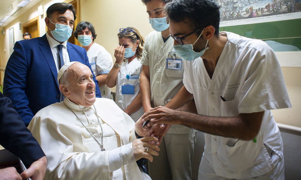 Papa Francisco se recupera bem da cirurgia no intestino