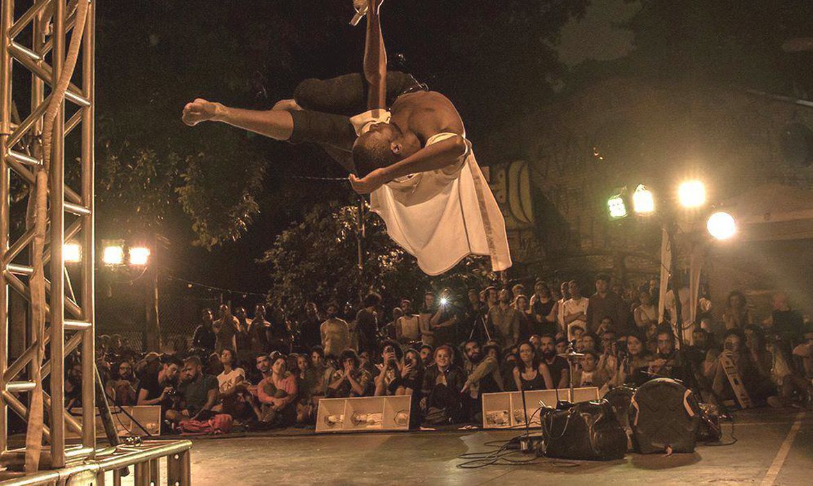 Pandemia impõe desafios aos artistas de circo no Brasil