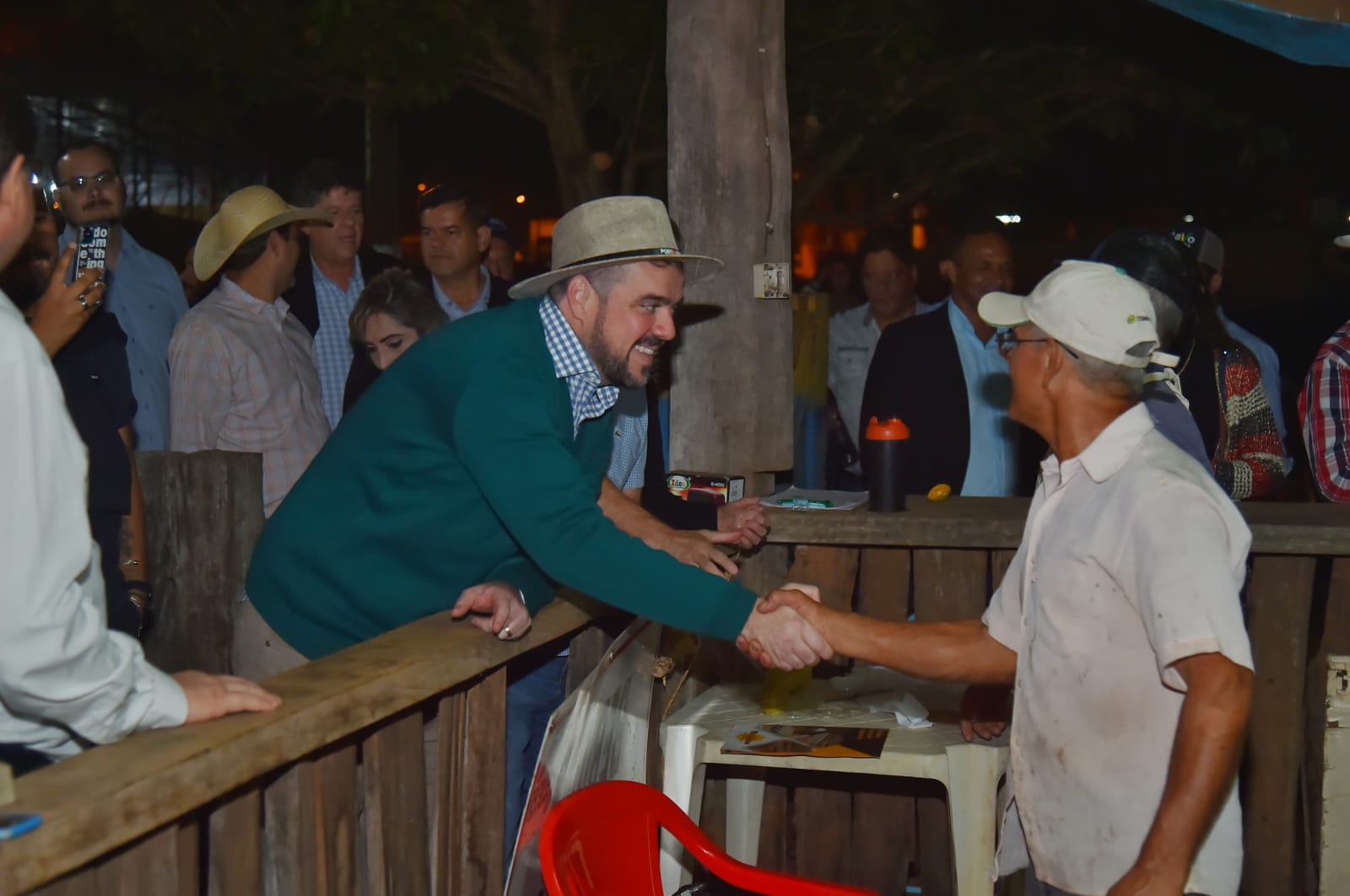 Em Jataí Gustavo conversa com produtores rurais