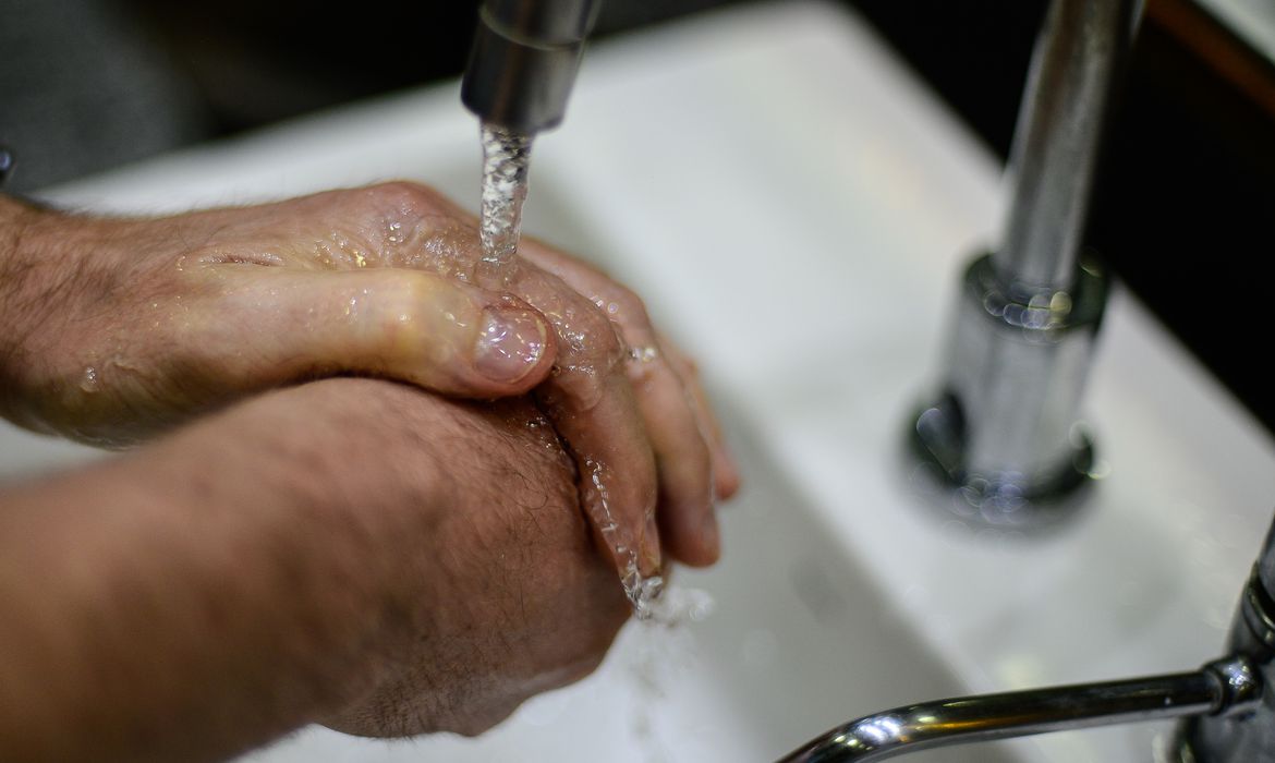 Lavar as mãos evita propagar doenças e infecções hospitalares