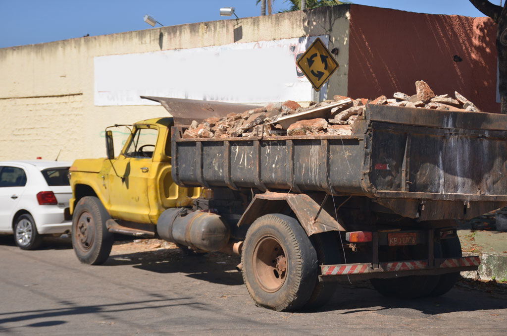 Fiscalização flagra caminhão despejando entulho em local inapropriado