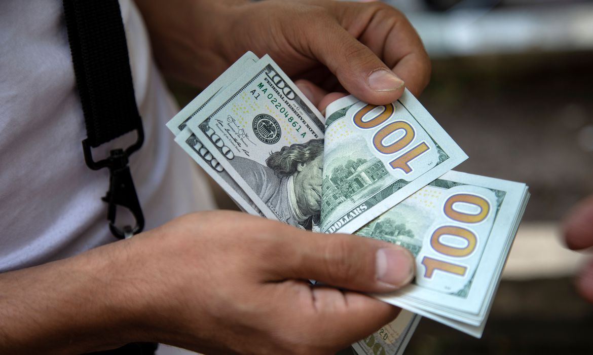 Dólar cai para R$ 5,06, mas zera queda e fecha estável