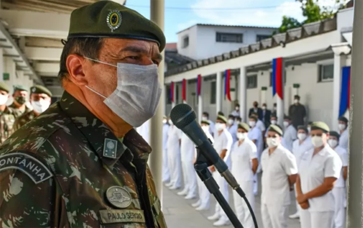 Exército proíbe fake news, exige máscara e vacina, contrariando Bolsonaro