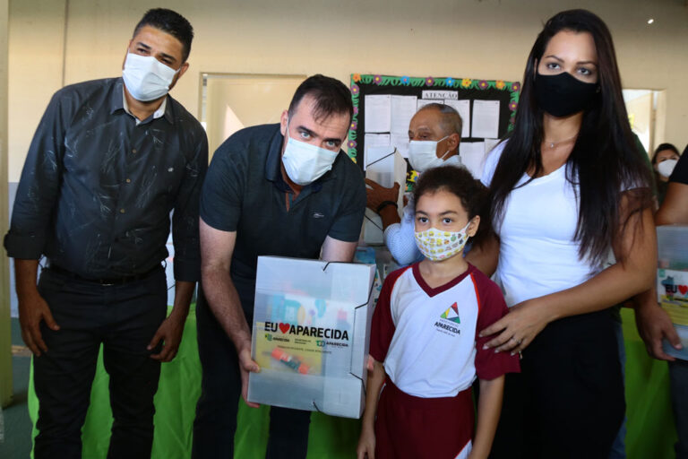 Gustavo entrega kits escolares às crianças matriculadas na rede municipal de Aparecida