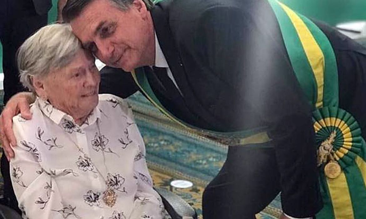 Morre aos 94 anos a mãe do presidente Bolsonaro