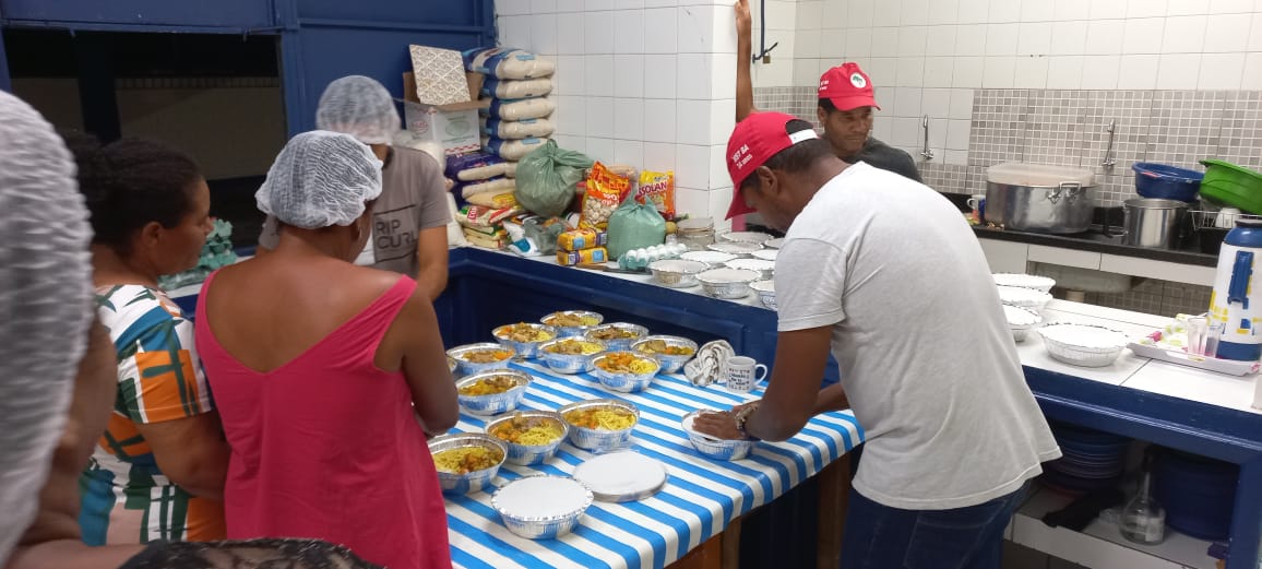 MST doa mil marmitas por dia para vítimas de enchentes na Bahia