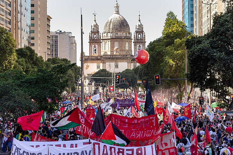Atos contra Bolsonaro acontecem em mais de 500 cidades e reúnem 600 mil pessoas
