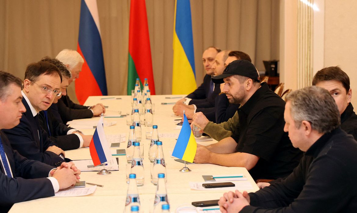Rússia e Ucrânia iniciam negociações de paz na Bielorússia