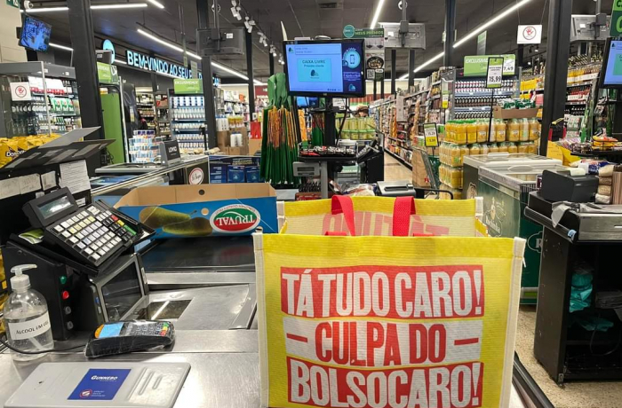 Cartazes, etiqueta, sacolas de supermercados acusando Bolsonaro pela inflação bombam nas ruas e redes sociais