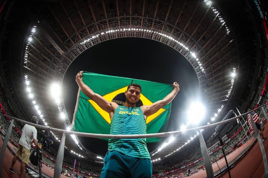 Thiago Braz garante bronze no salto com vara
