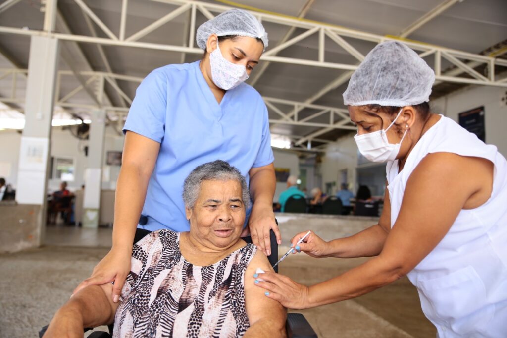 4ª dose: Aparecida faz imunização em idosos acima de 80 anos