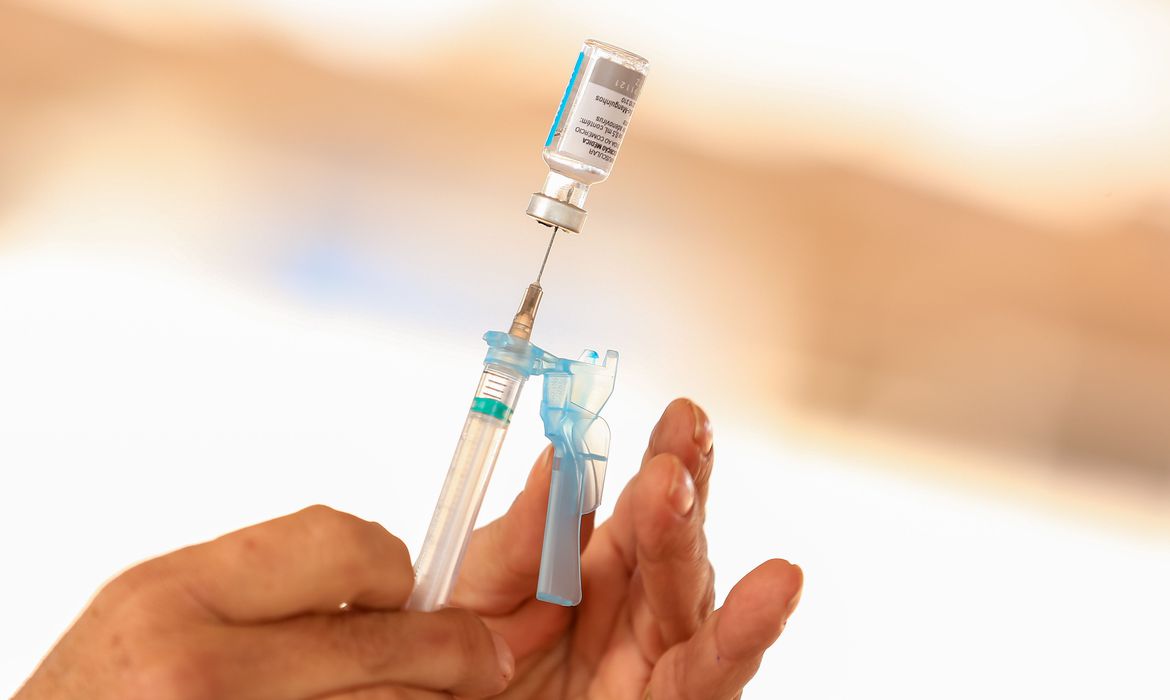 Fiocruz entrega 700 mil doses de vacina AstraZeneca