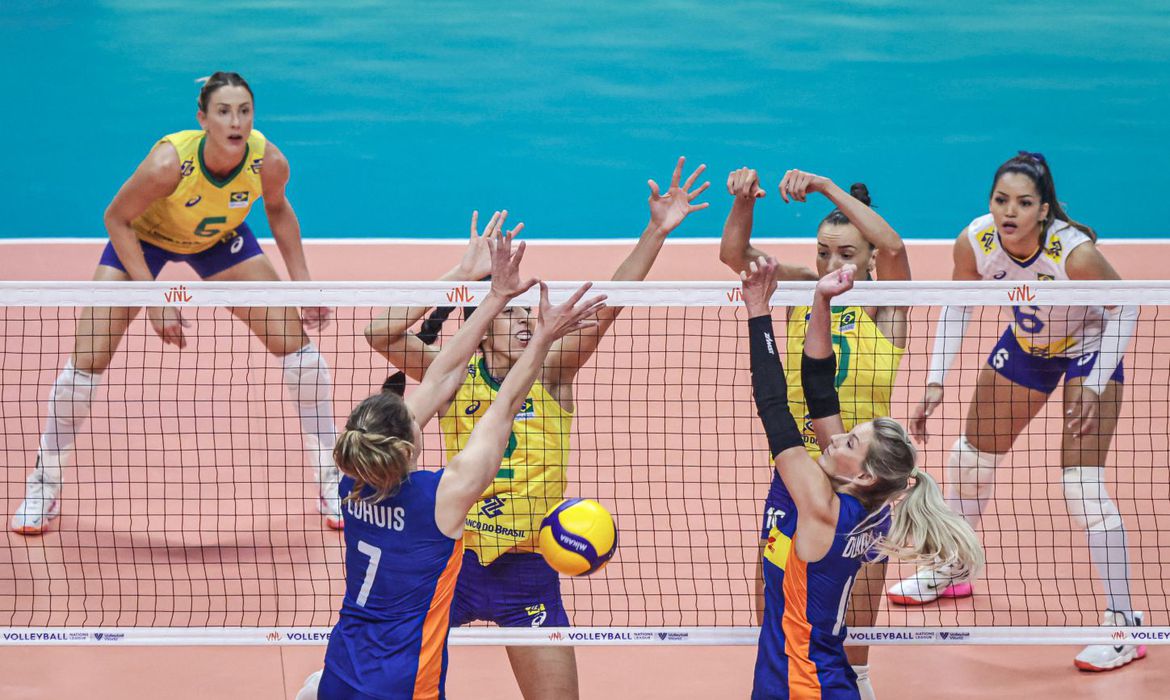 Vôlei feminino do Brasil vence Holanda por 3×0