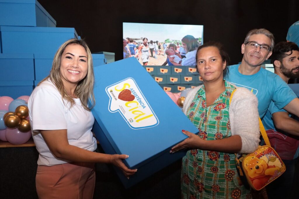 Primeira-dama Sulnara Santana distribui mil kits para gestantes