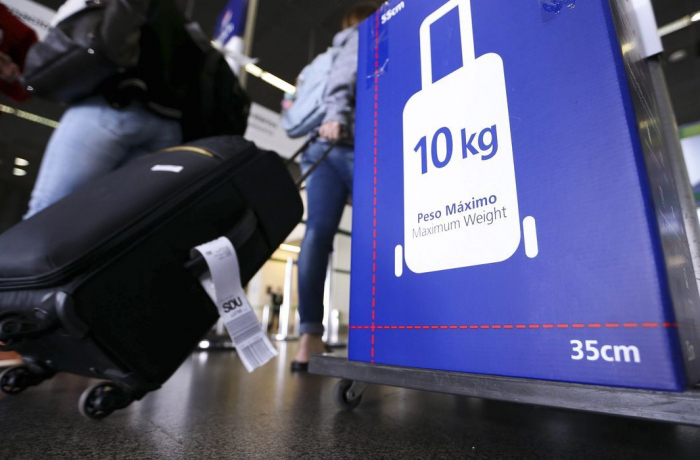 Governo Bolsonaro mantém cobrança para envio de bagagens em aviões