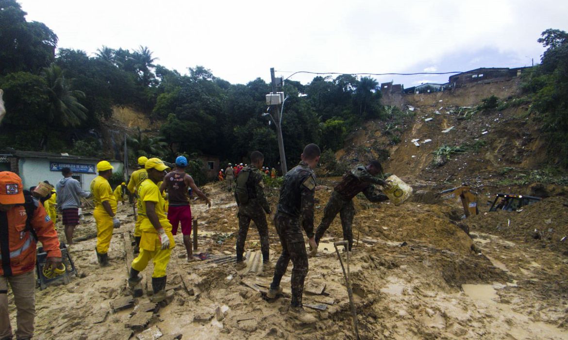 Pernambuco já conta 106 mortos com os deslizamentos