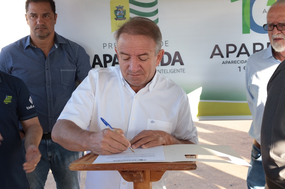 Vilmar Mariano assina ordem deserviço para recapeamento do Setor Central