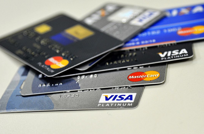 Taxa do rotativo do cartão de crédito chega a 364% ao ano e aumenta endividamento das famílias