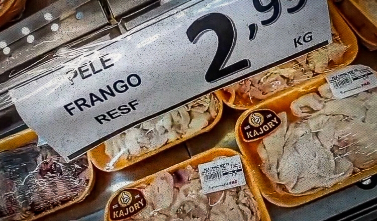 Carestia: Supermercados vendem feijão quebrado, “pontas de frios”, soro de leite e carcaça e pele de frango