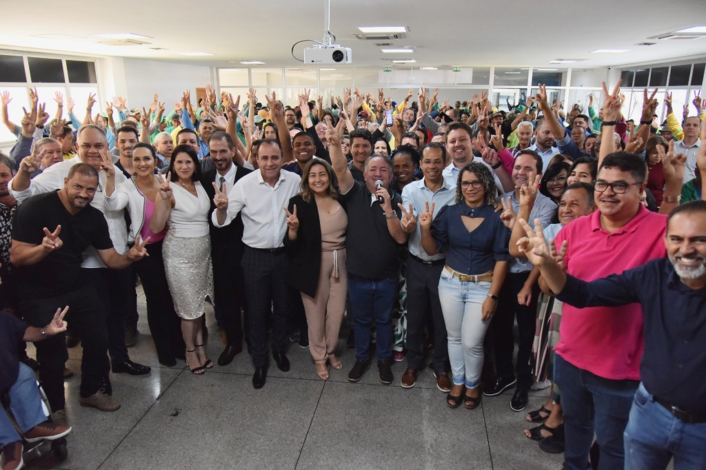 Imagem destacada do post: Vilmar Mariano sanciona lei do plano de carreira de servidores de Aparecida de Goiânia