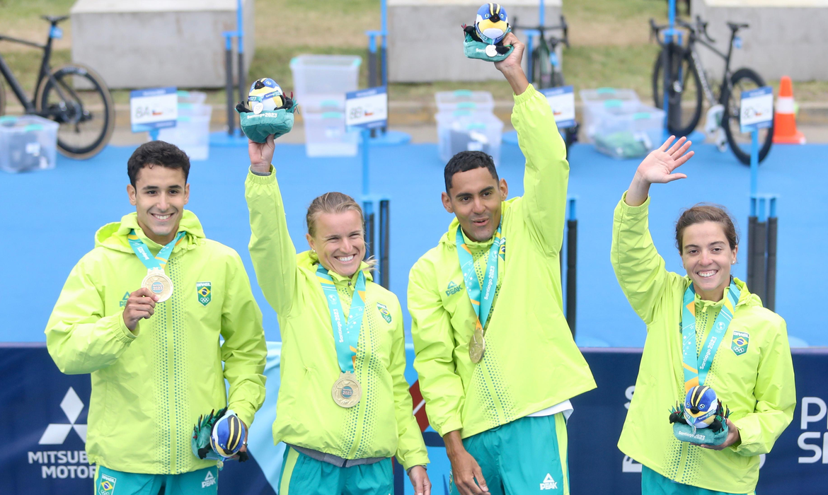 Imagem destacada do post: Brasil é bicampeão no revezamento misto do triatlo no Pan do Chile