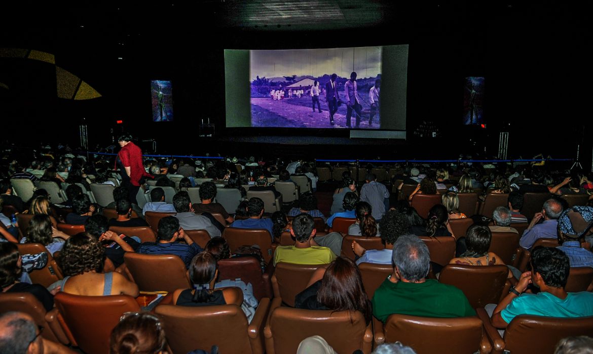 Imagem destacada do post: Lula sanciona leis de cota no cinema e na TV paga
