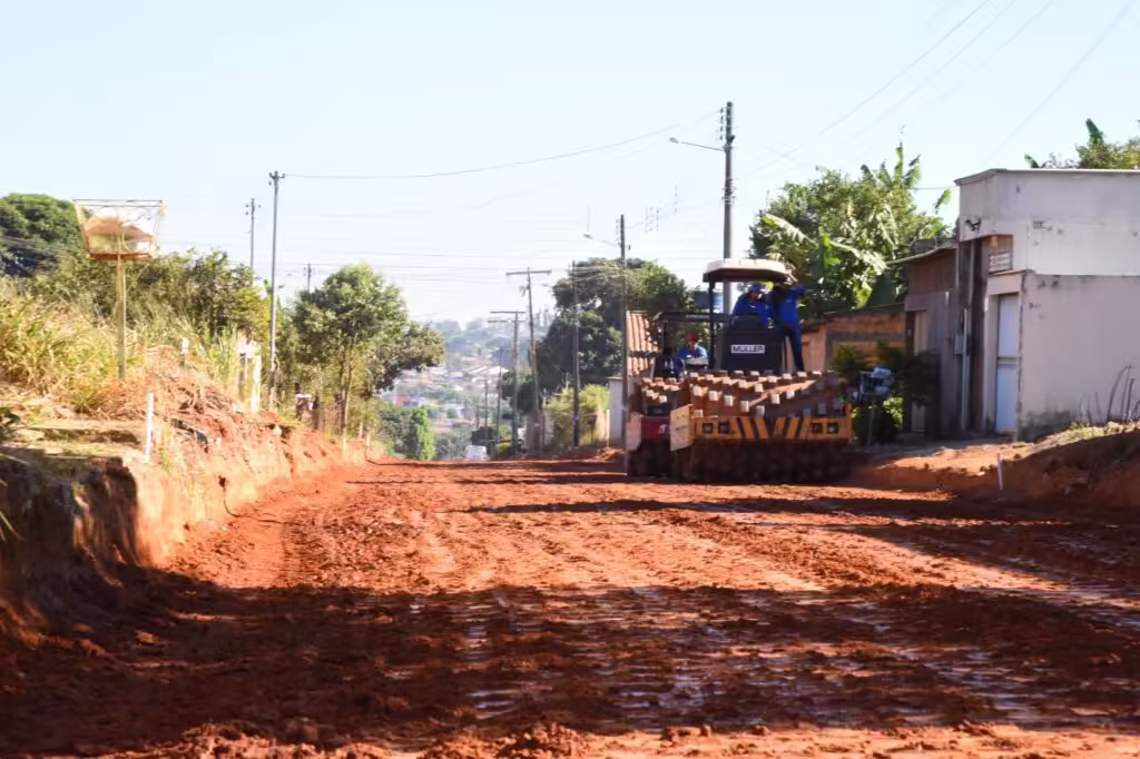 Imagem destacada do post: Asfalto  avança no Jardim Dom Bosco II e em demais bairros de Aparecida