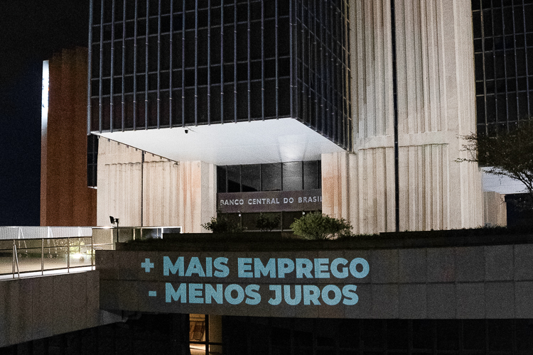 Imagem destacada do post: Capital financeiro intensifica ataque especulativo para forçar BC subir juros no Brasil