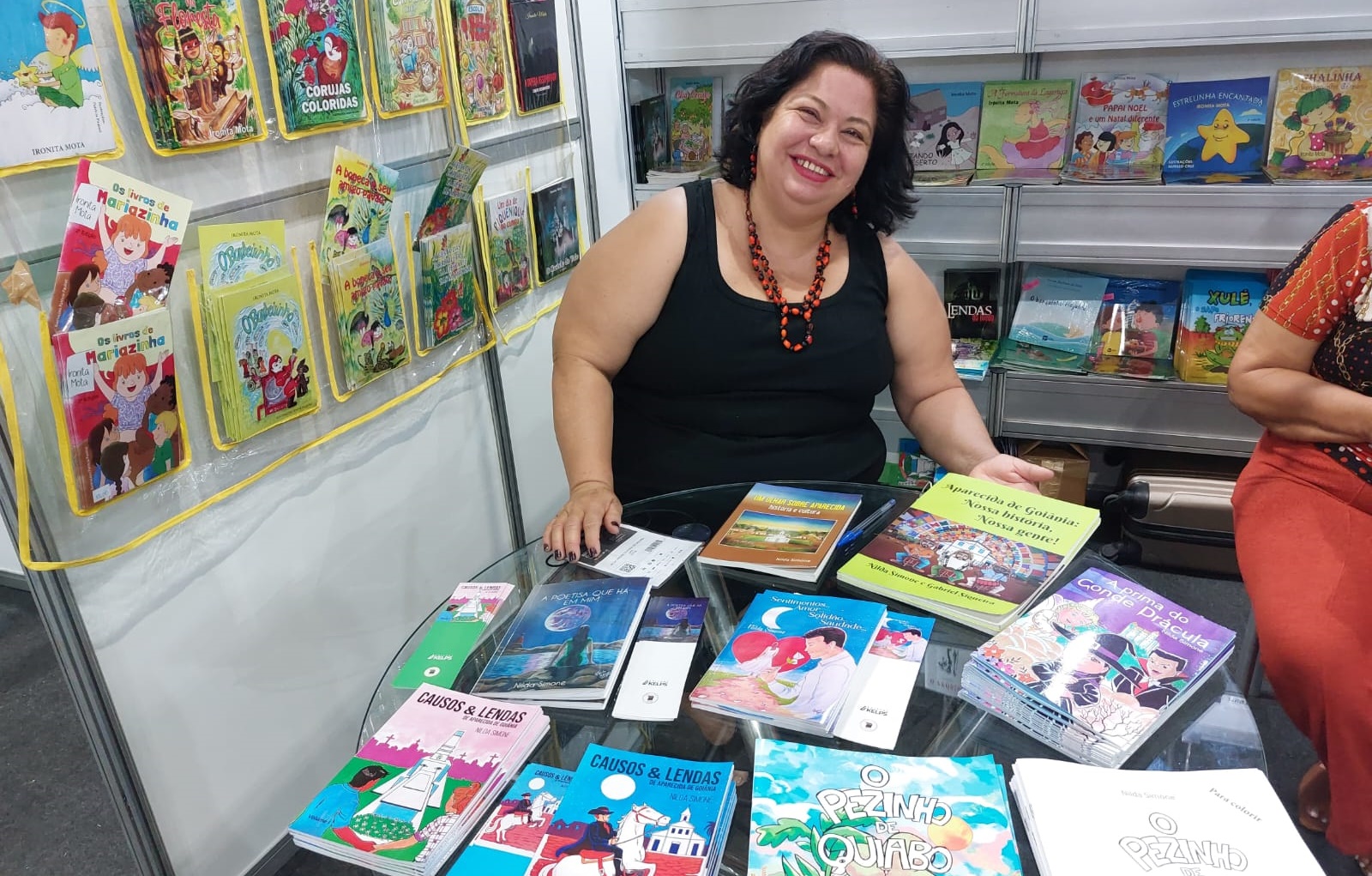 Imagem destacada do post: Nilda Simone expõe livros sobre a história de Aparecida em feira internacional