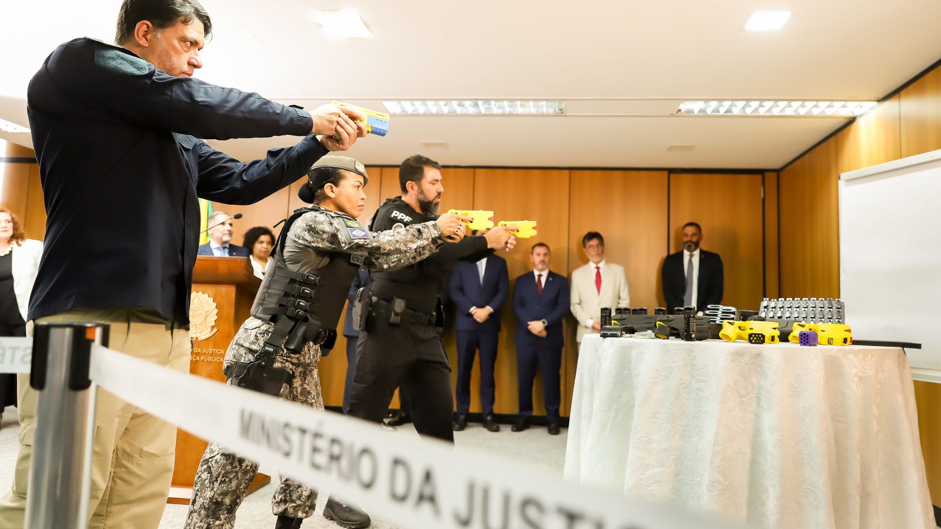 Imagem destacada do post: MJ regulamenta uso da força policial
