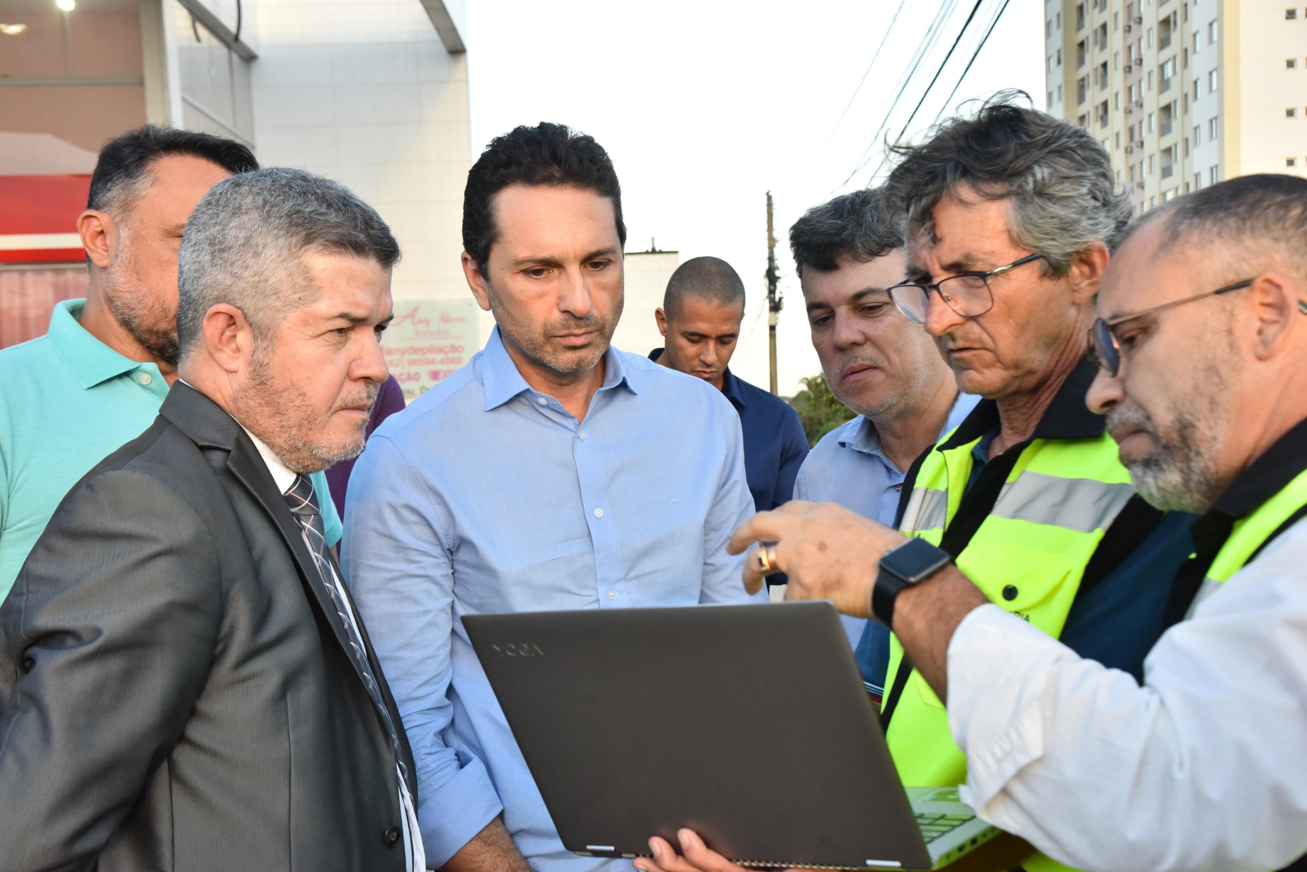 Imagem destacada do post: Vilela e Delegado Waldir vistoriam revitalização da sinalização em Aparecida