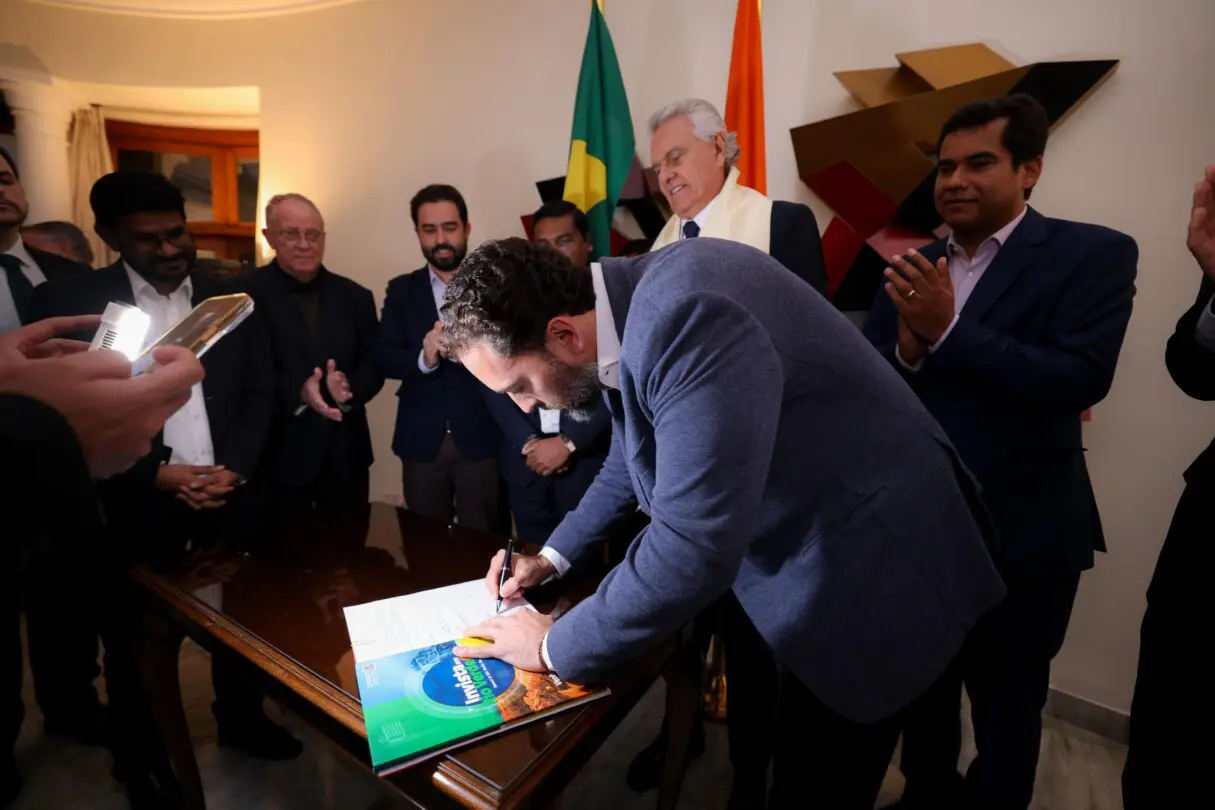 Imagem destacada do post: Caiado assina na Índia contrato para produção de biometano da vinhaça