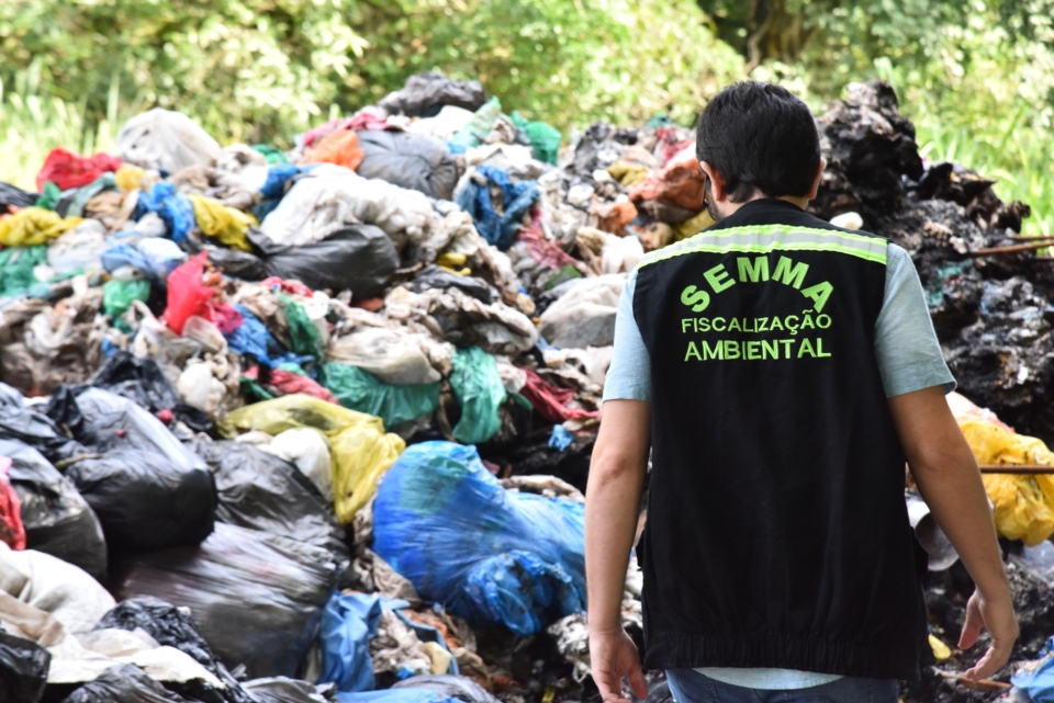 Imagem destacada do post: Fiscalização identifica descarte ilegal de lixo hospitalar em Aparecida