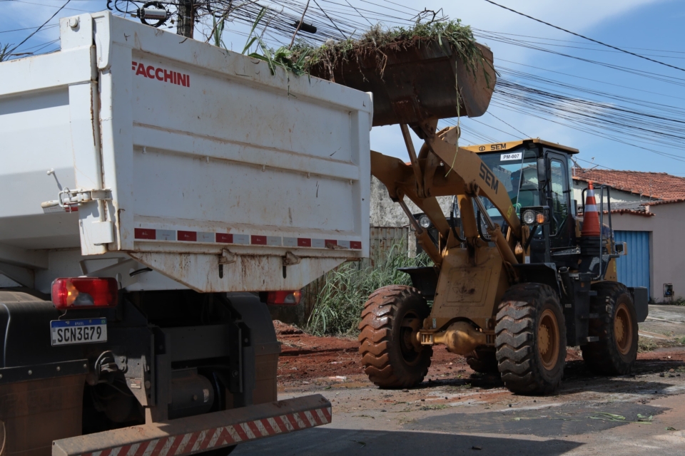 Imagem destacada do post: Prefeitura avança com roçagem e limpeza em Aparecida