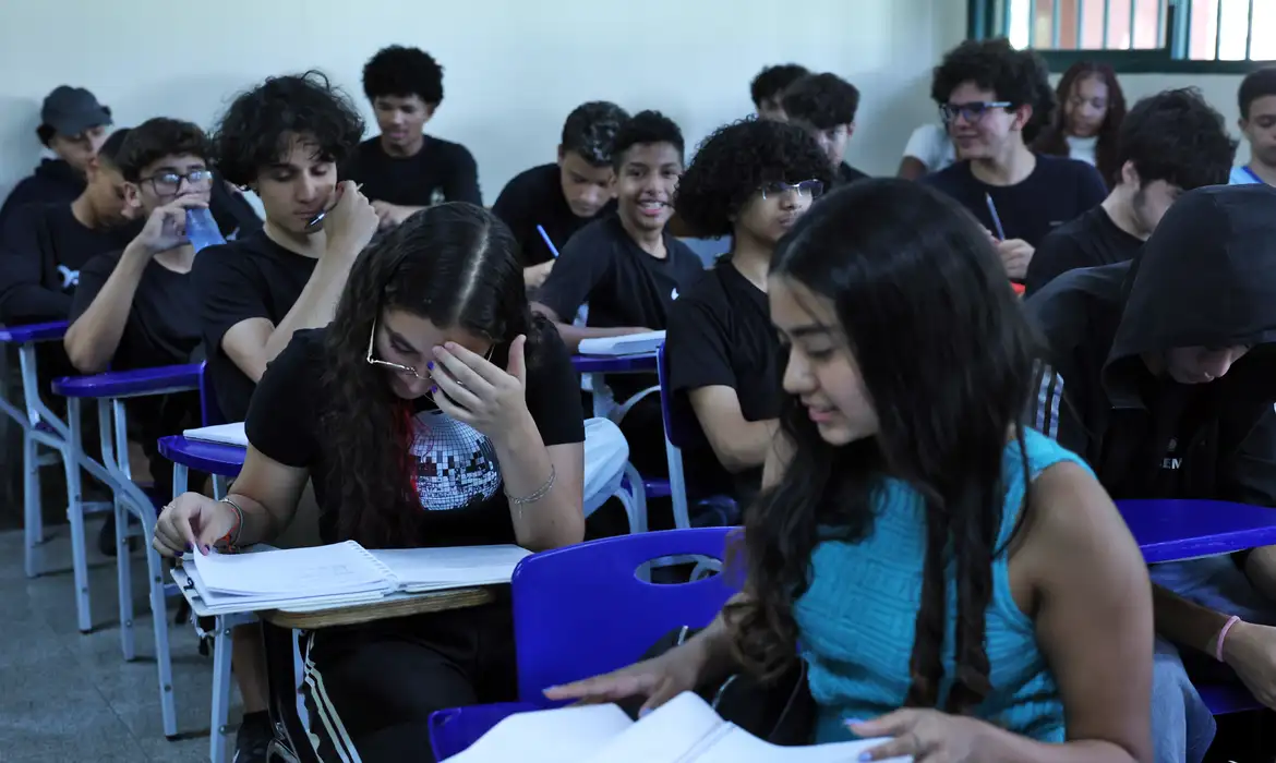 Imagem destacada do post: Pé-de-Meia será depositado na conta de alunos a partir de terça-feira (25/02)