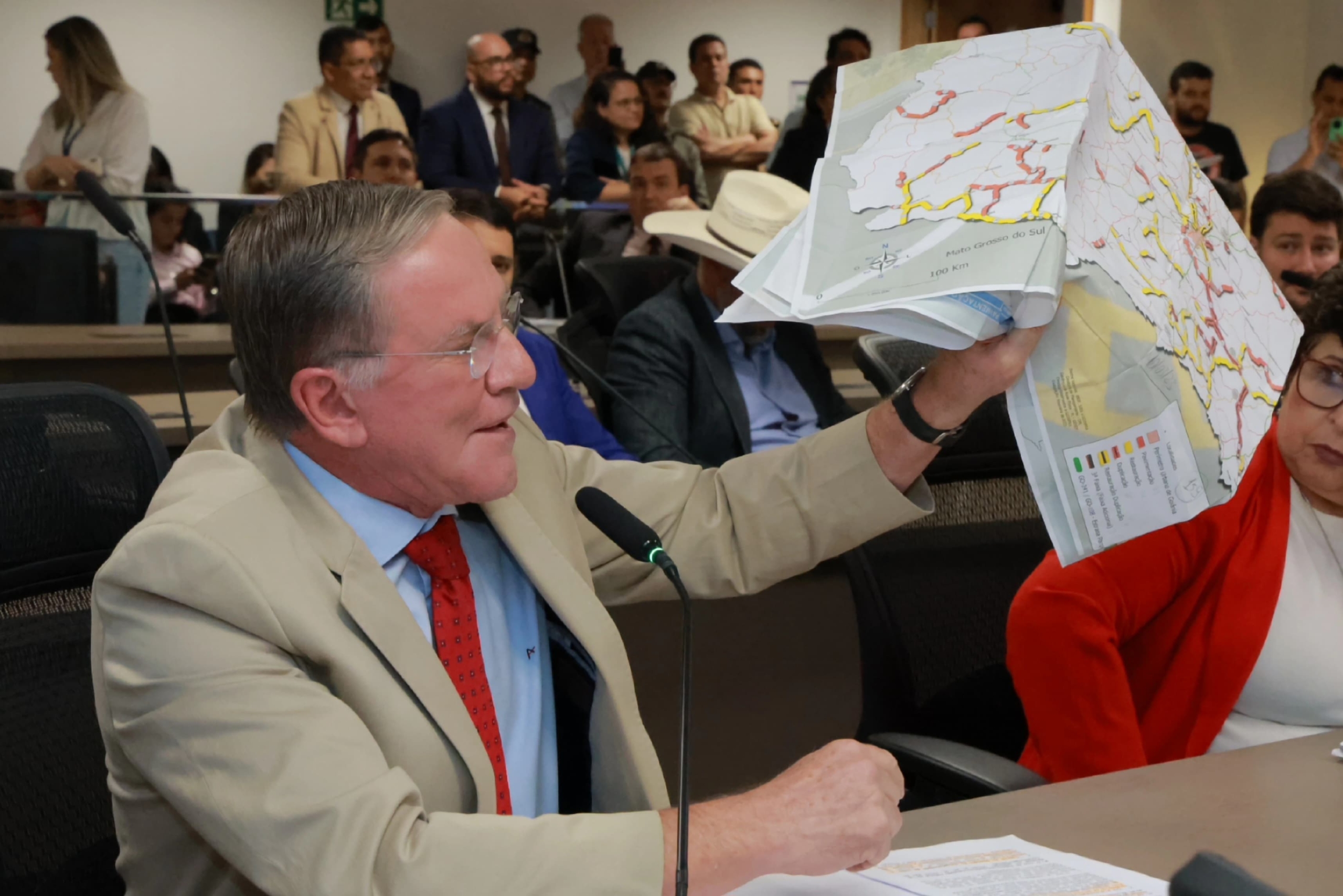 Imagem destacada do post: Gomide critica Governo Caiado por querer fazer obras sem licitação pública