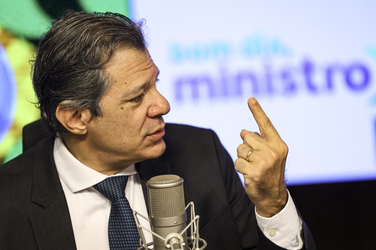 Imagem destacada do post: Haddad diz que isenção do IR corresponde a um 14º salário