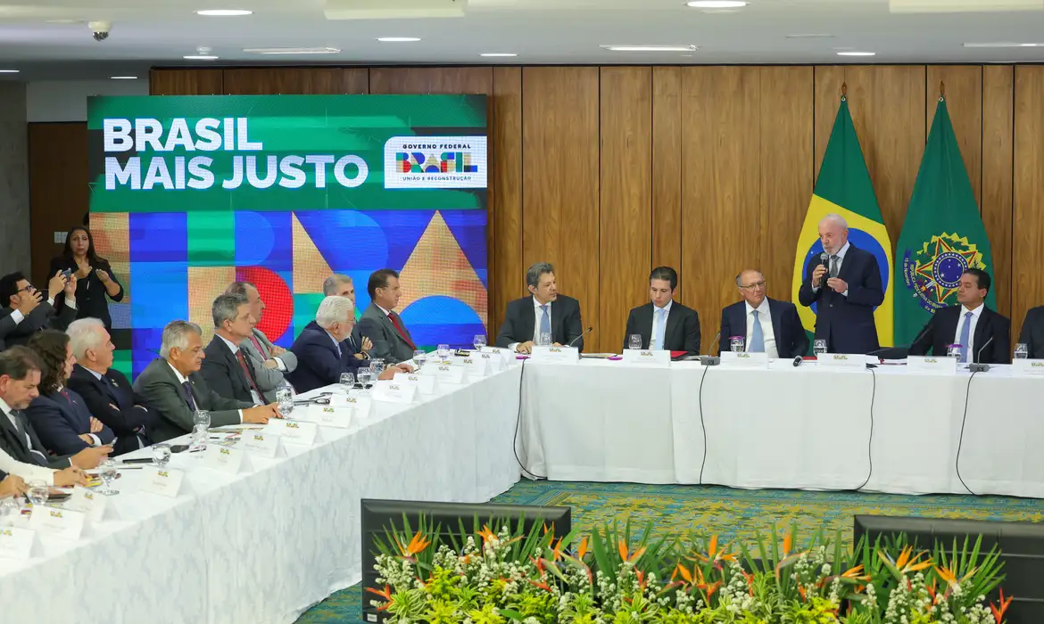 Imagem destacada do post: Lula entrega projeto de isenção de IR para quem ganha até R$ 5 mil