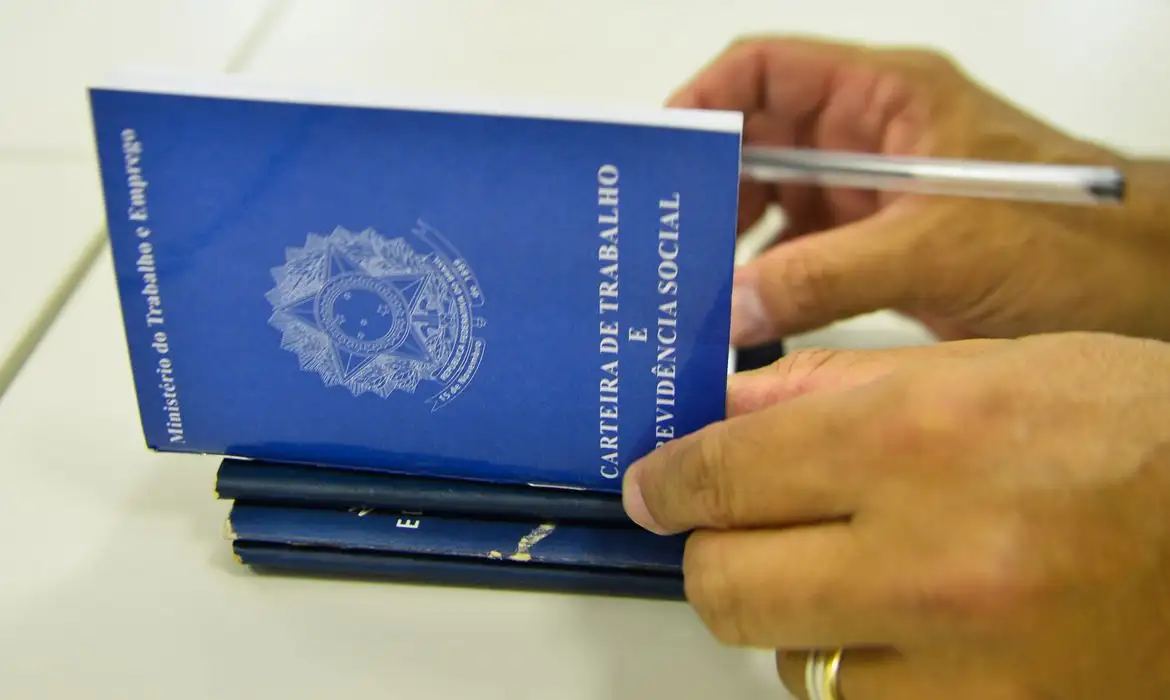 Imagem destacada do post: Desemprego entre jovens cai pela metade entre 2019 e 2024