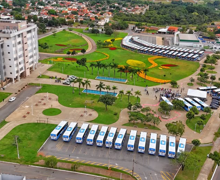 Imagem destacada do post: Daniel e Leandro Viela entregam 74 novos ônibus do transporte coletivo