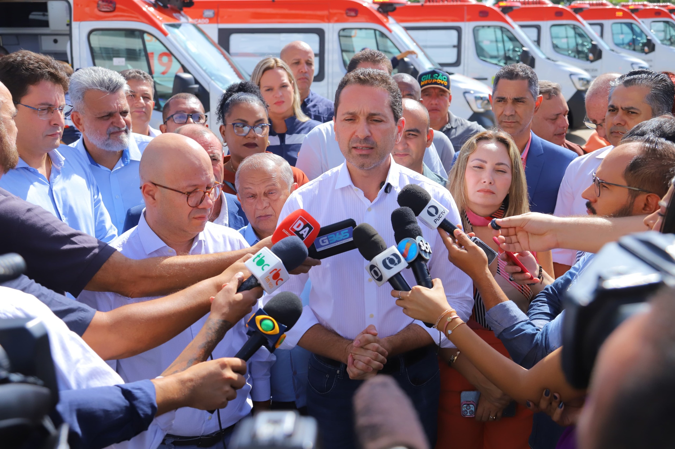 Imagem destacada do post: Vilela e Olavo Noleto entregam oito ambulâncias ao SAMU de Aparecida