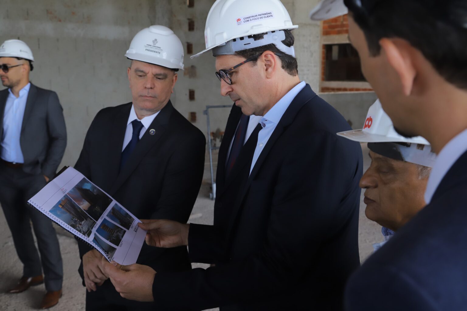 Imagem destacada do post: Vilela visita obras do novo Fórum de Aparecida com desembargador Crispim