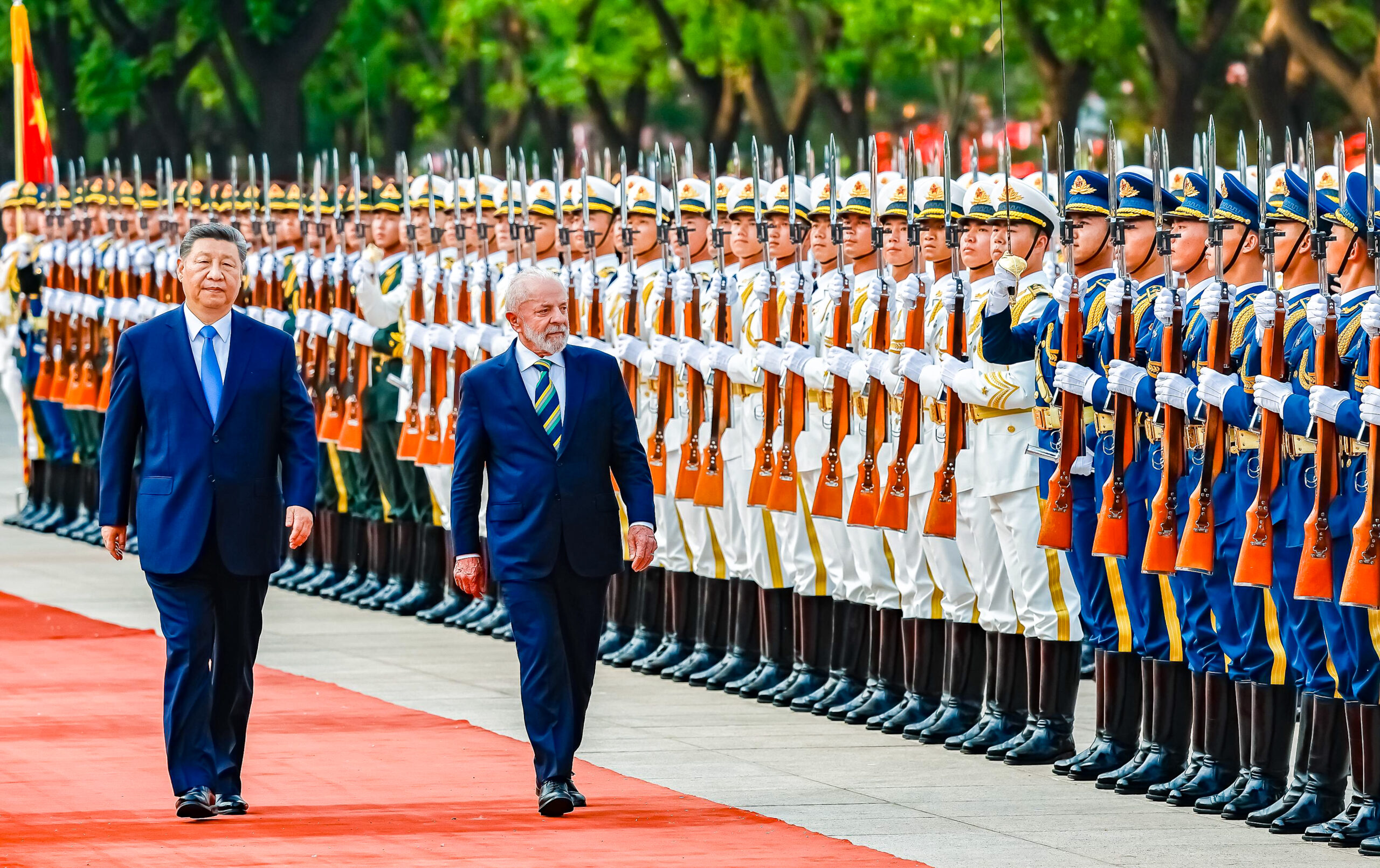 Imagem destacada do post: Lula fecha na China R$ 27 bi em investimentos em energia, ferrovias e fábricas