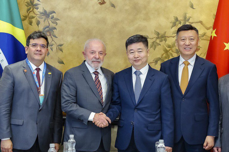 Imagem destacada do post: Na China, Lula negocia ferrovia bioceânica e US$ 1 bi para combustível verde para aviões