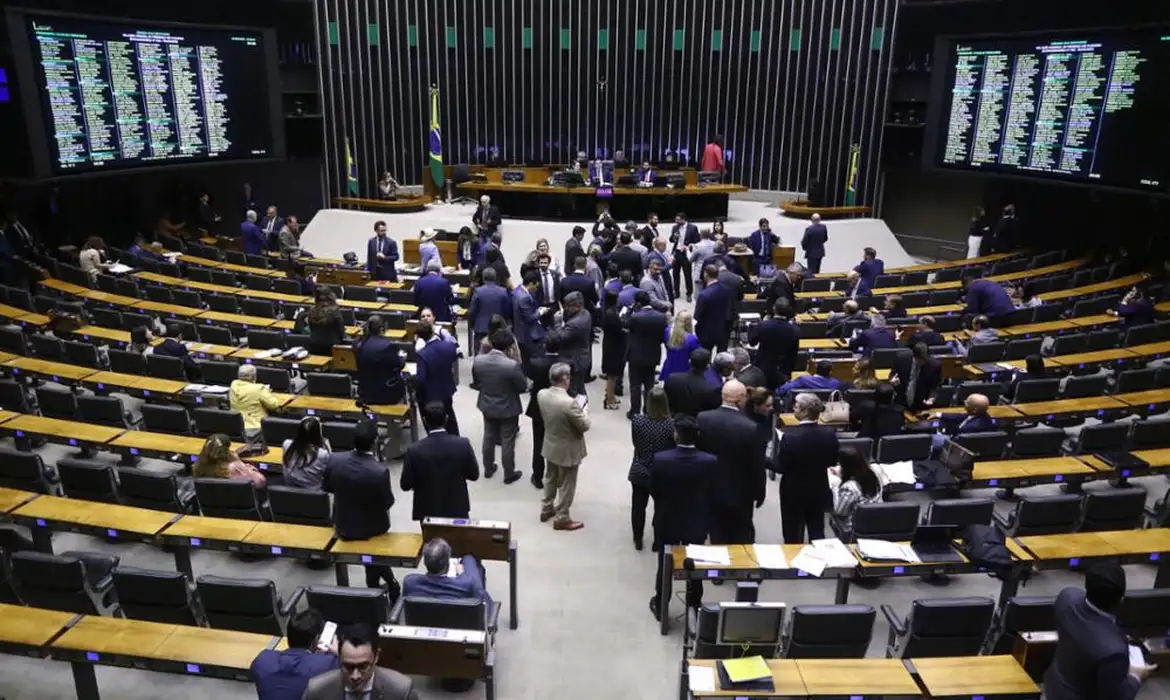 Imagem destacada do post: Deputados aprovam urgência para aumentar bancada de 513 para 531