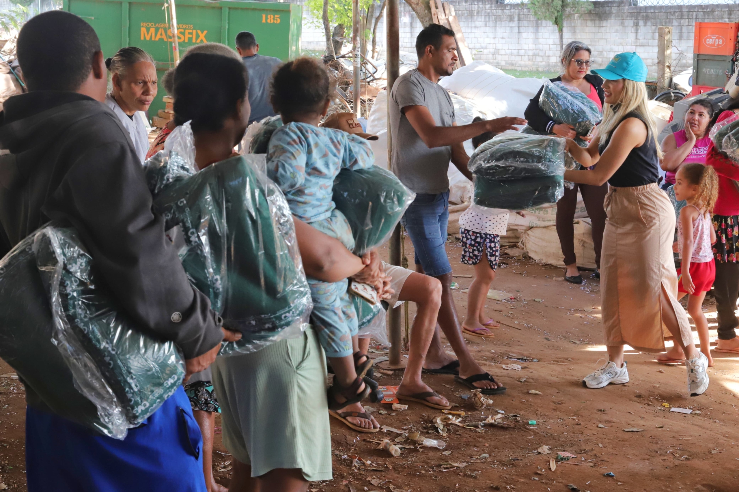 Imagem destacada do post: Aparecida distribui cobertores para famílias vulneráveis