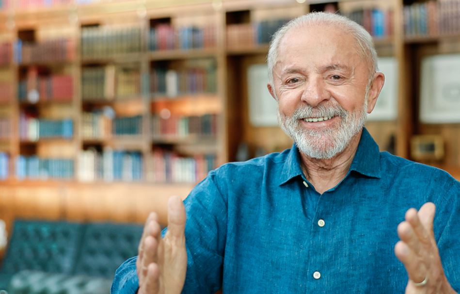 Imagem destacada do post: Lula diz que governo vai trabalhar pelo fim da jornada 6×1