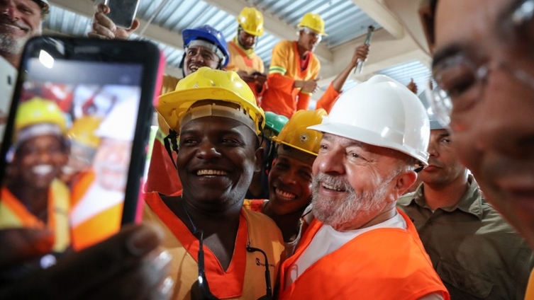 Imagem destacada do post: Taxa de informalidade no Brasil cai para menos de 38% no 1º trimestre