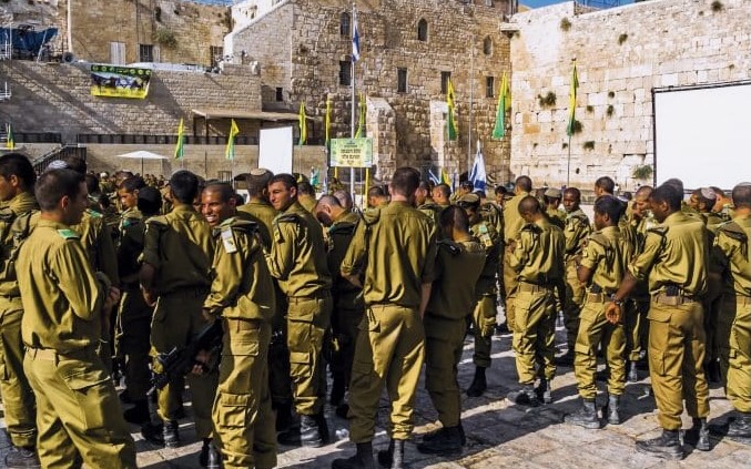 Imagem destacada do post: Aumentam os militares israelenses contra o massacre de civis em Gaza