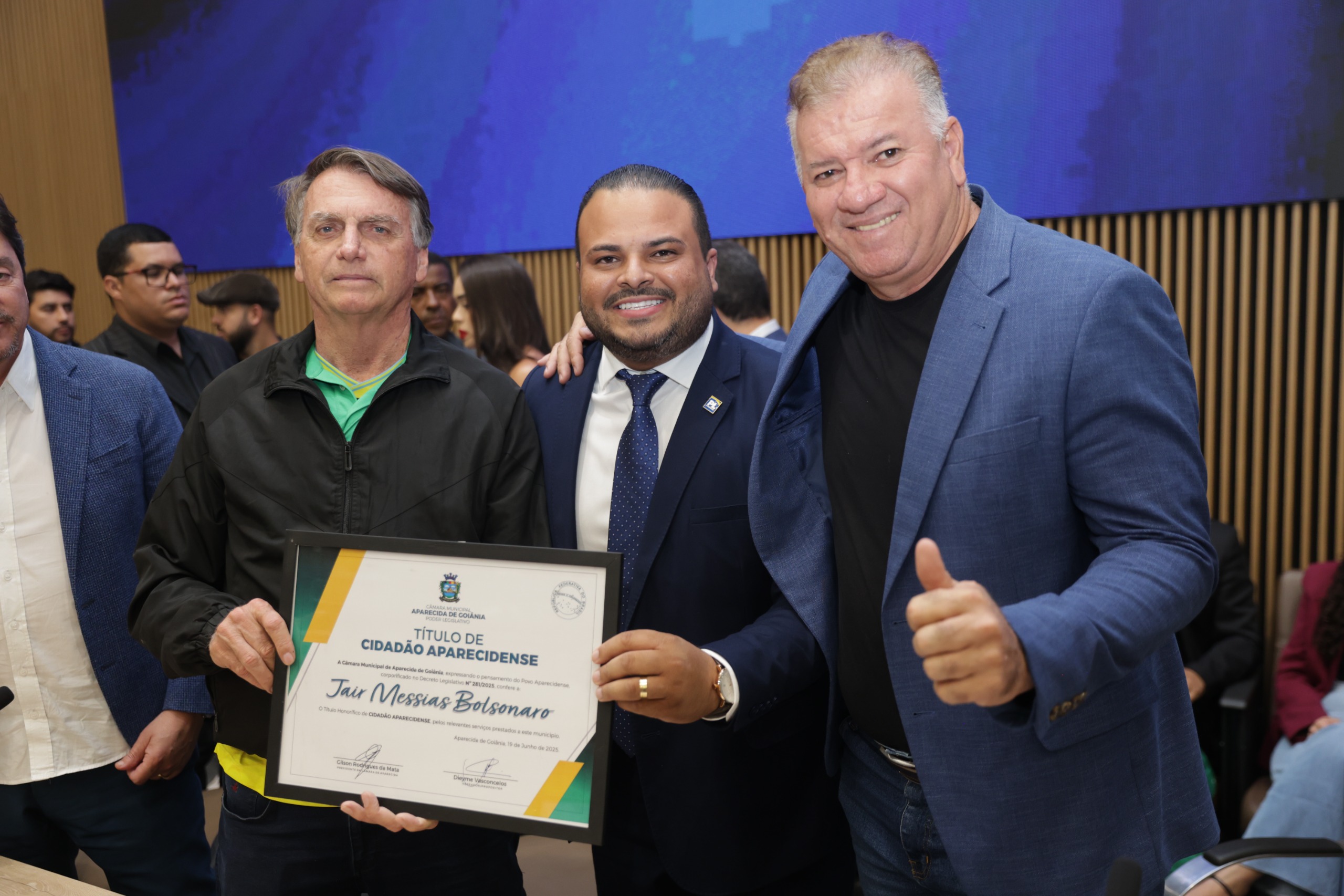 Imagem destacada do post: Vereador homenageia Bolsonaro